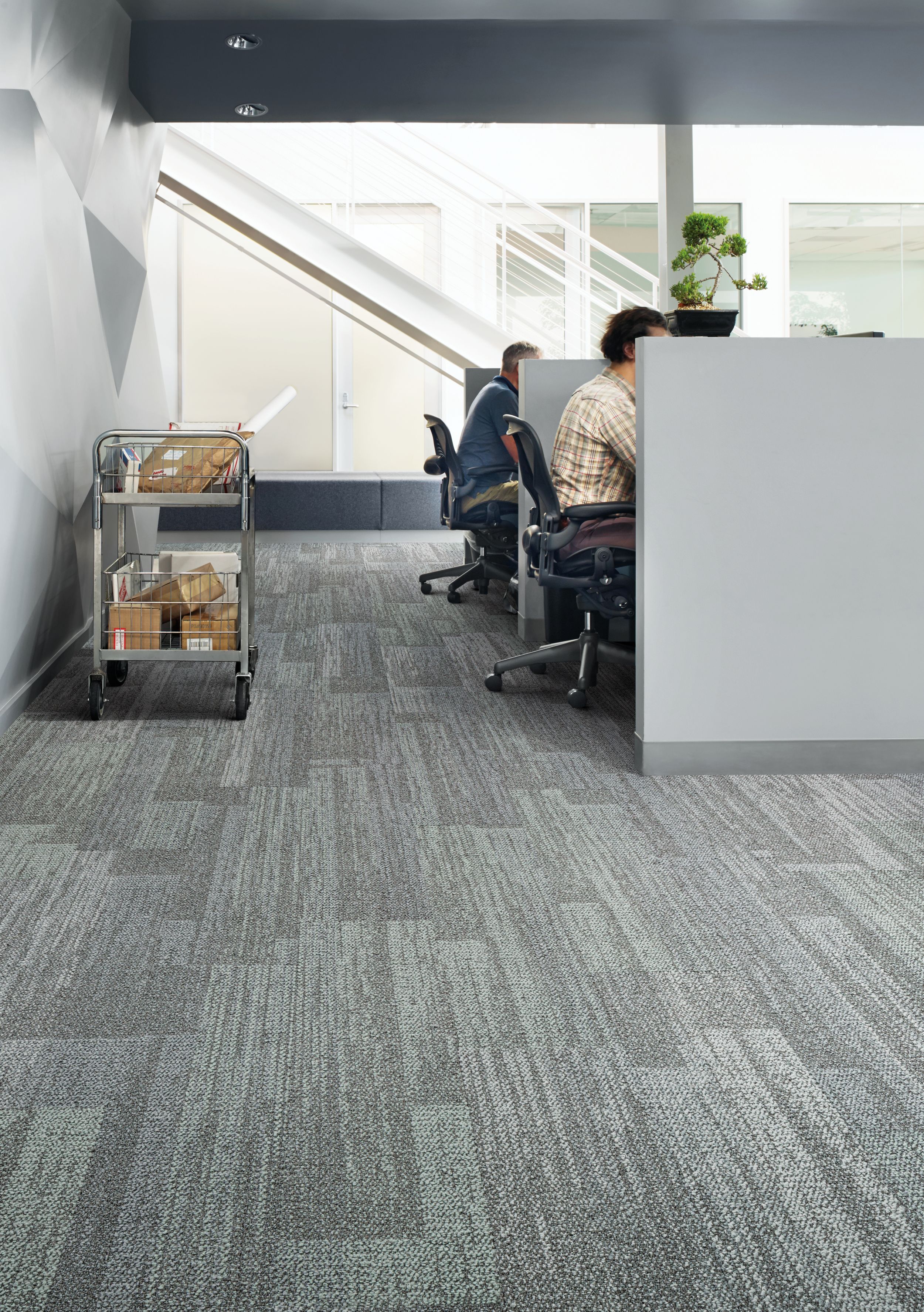 Interface AE311 plank carpet tile in open office imagen número 4