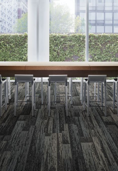Interface AE311 plank carpet tile in meeting area numéro d’image 3