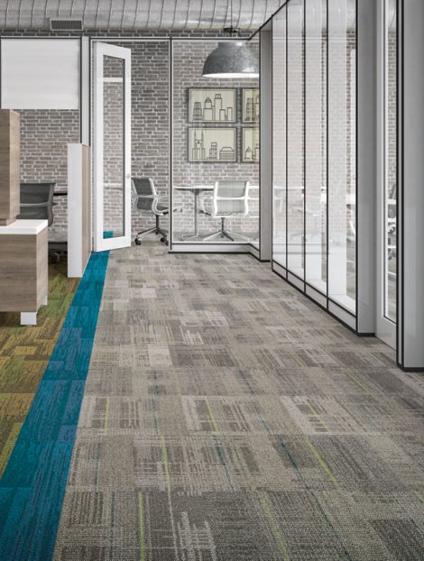 Interface AE312 carpet tile with AE317 plank carpet tile in office corridor imagen número 5
