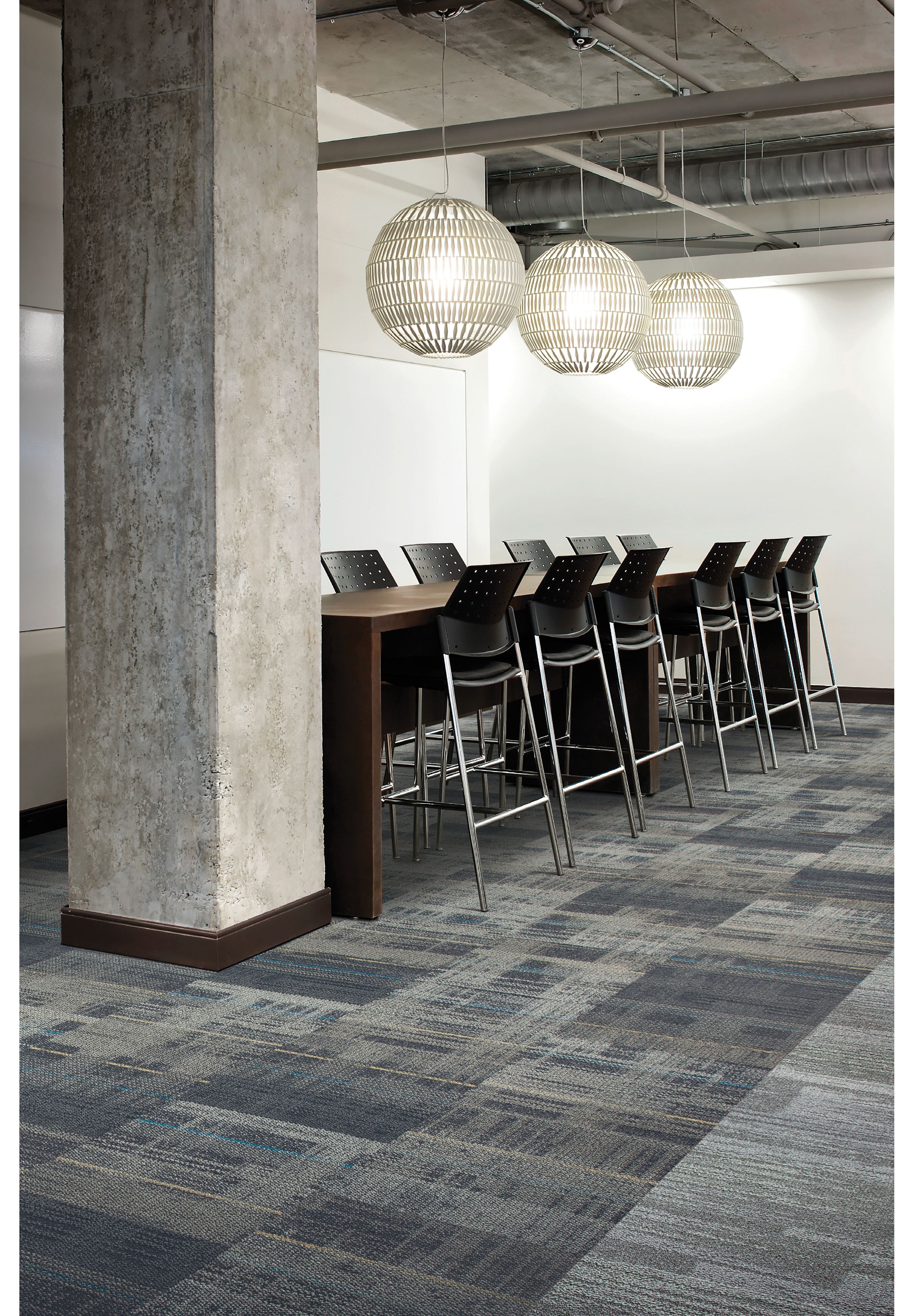 Interface AE312 carpet tile and AE311 plank carpet tile in industrial-themed office meeting area imagen número 8