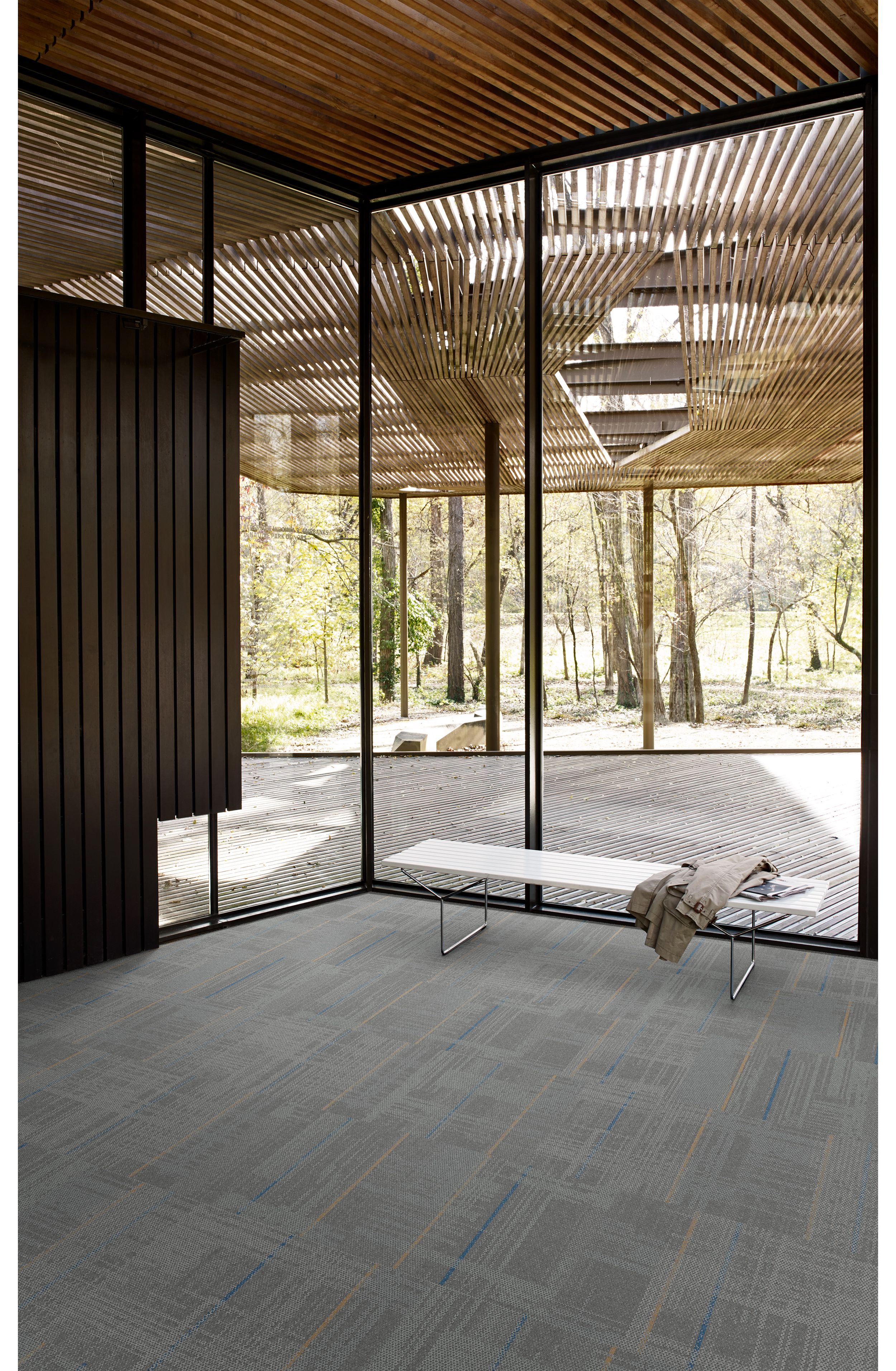 Interface AE312 carpet tile in recreation area with white bench imagen número 4