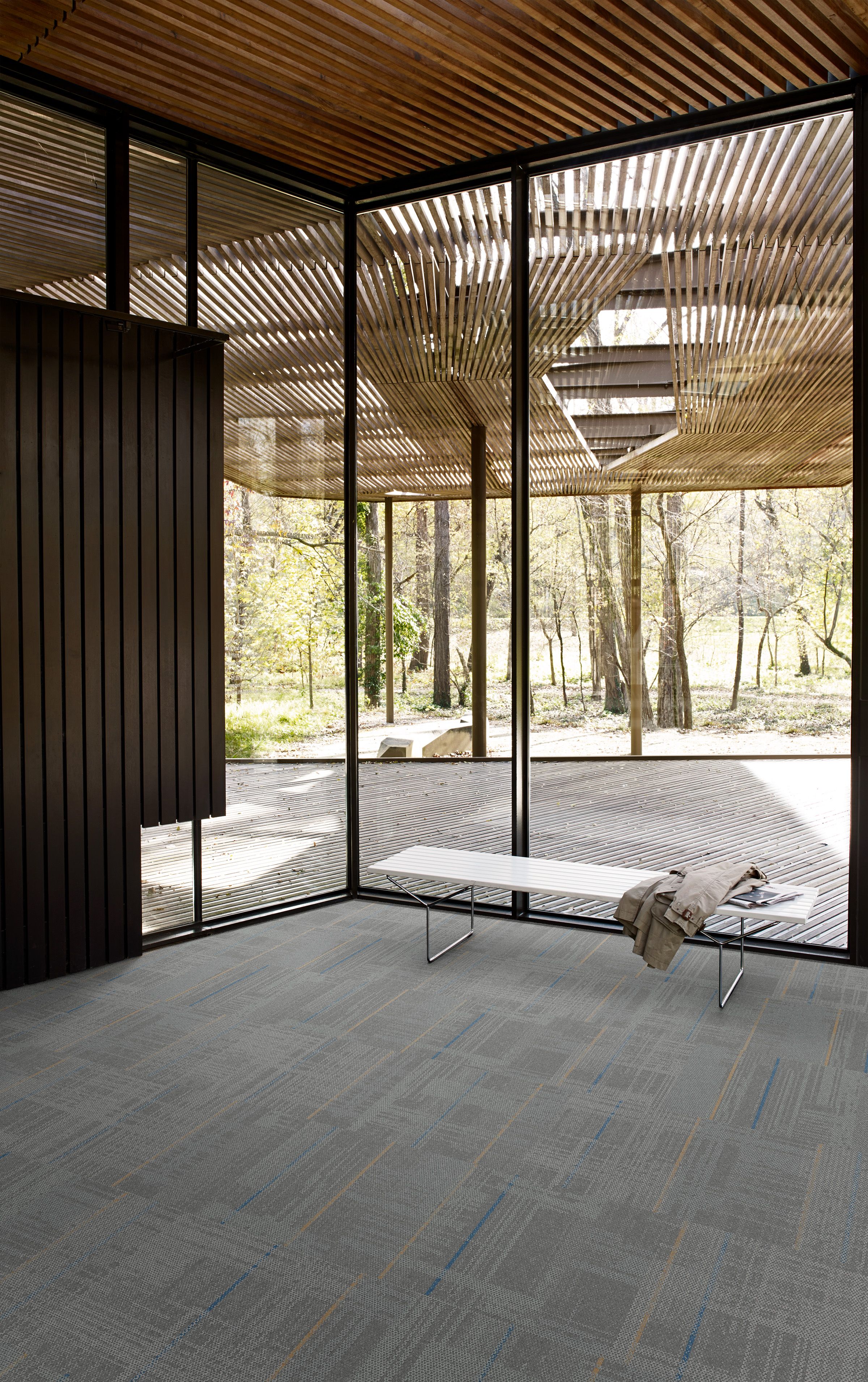 Interface AE312 carpet tile in recreation area with white bench imagen número 8