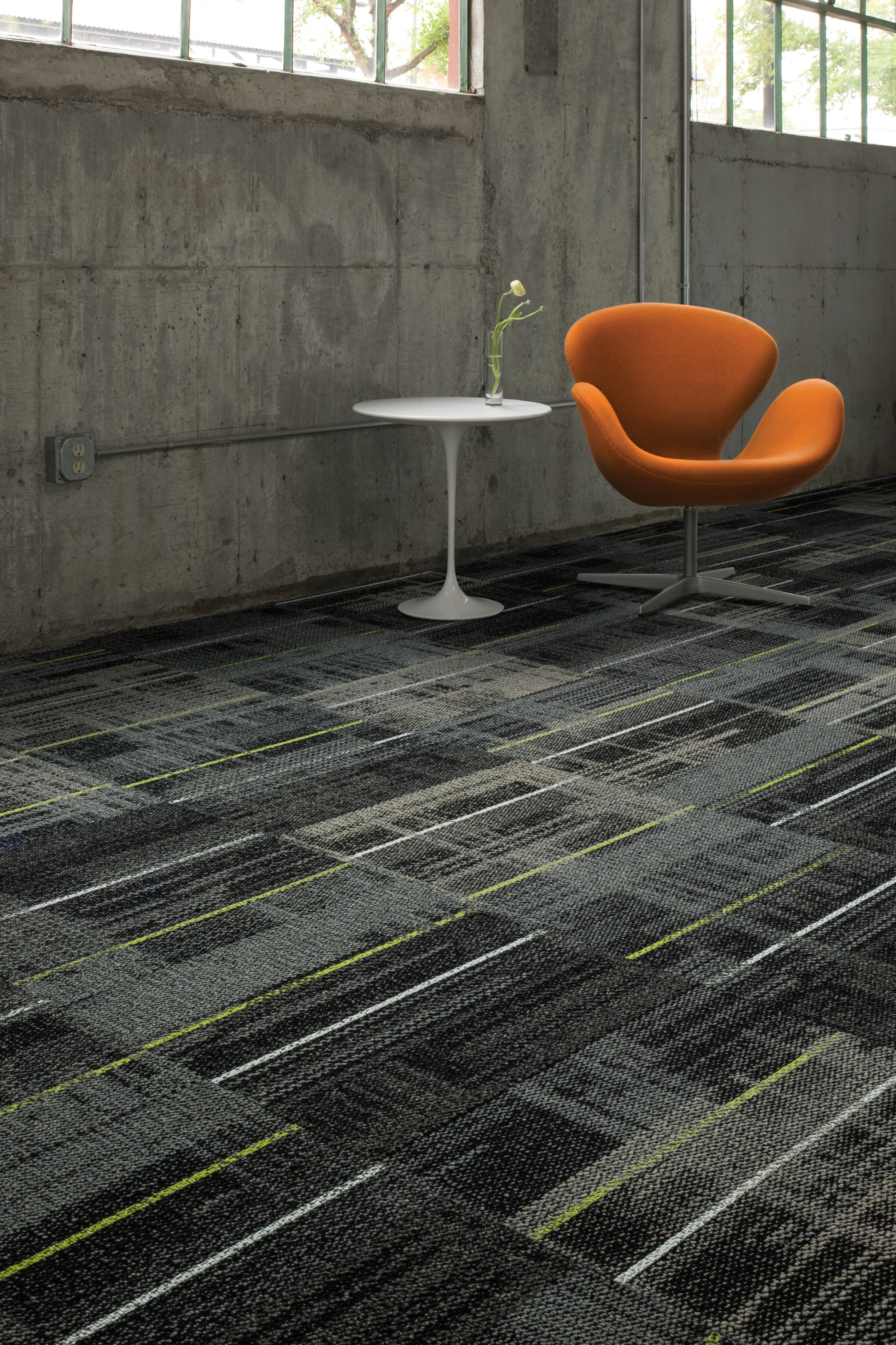 Interface AE312 carpet tile in open area with small table and chair imagen número 1