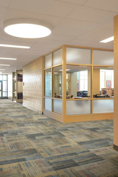 Interface AE312 carpet tile and AE313 plank carpet tile in corridor numéro d’image 6