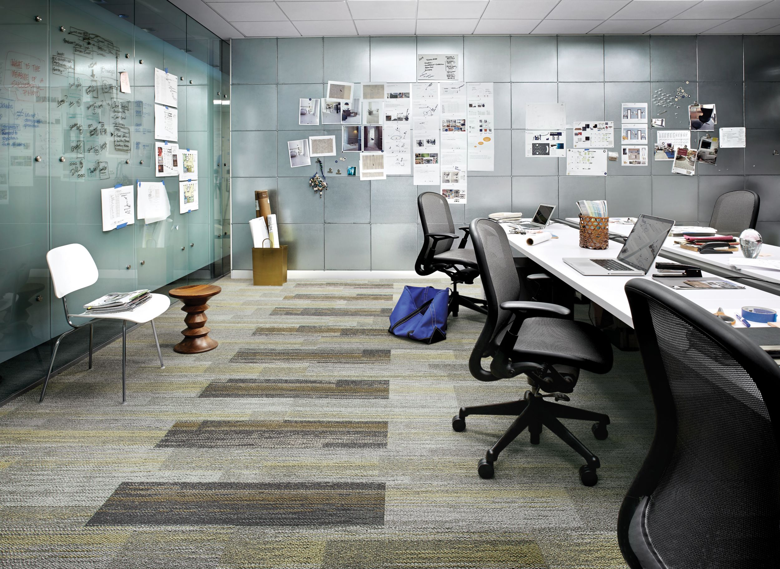 Interface AE313 plank carpet tile in meeting room image number 2