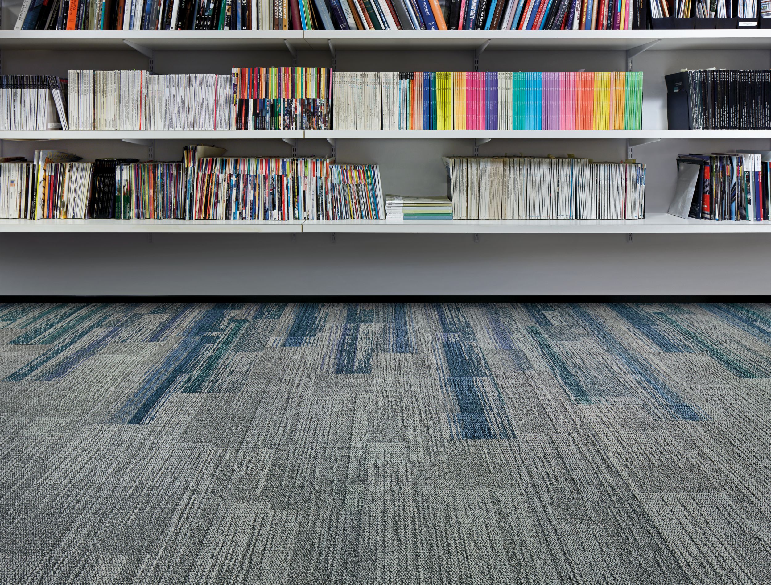 Interface Aerial Flying Colors AE311 and AE315 plank carpet tile in library numéro d’image 6