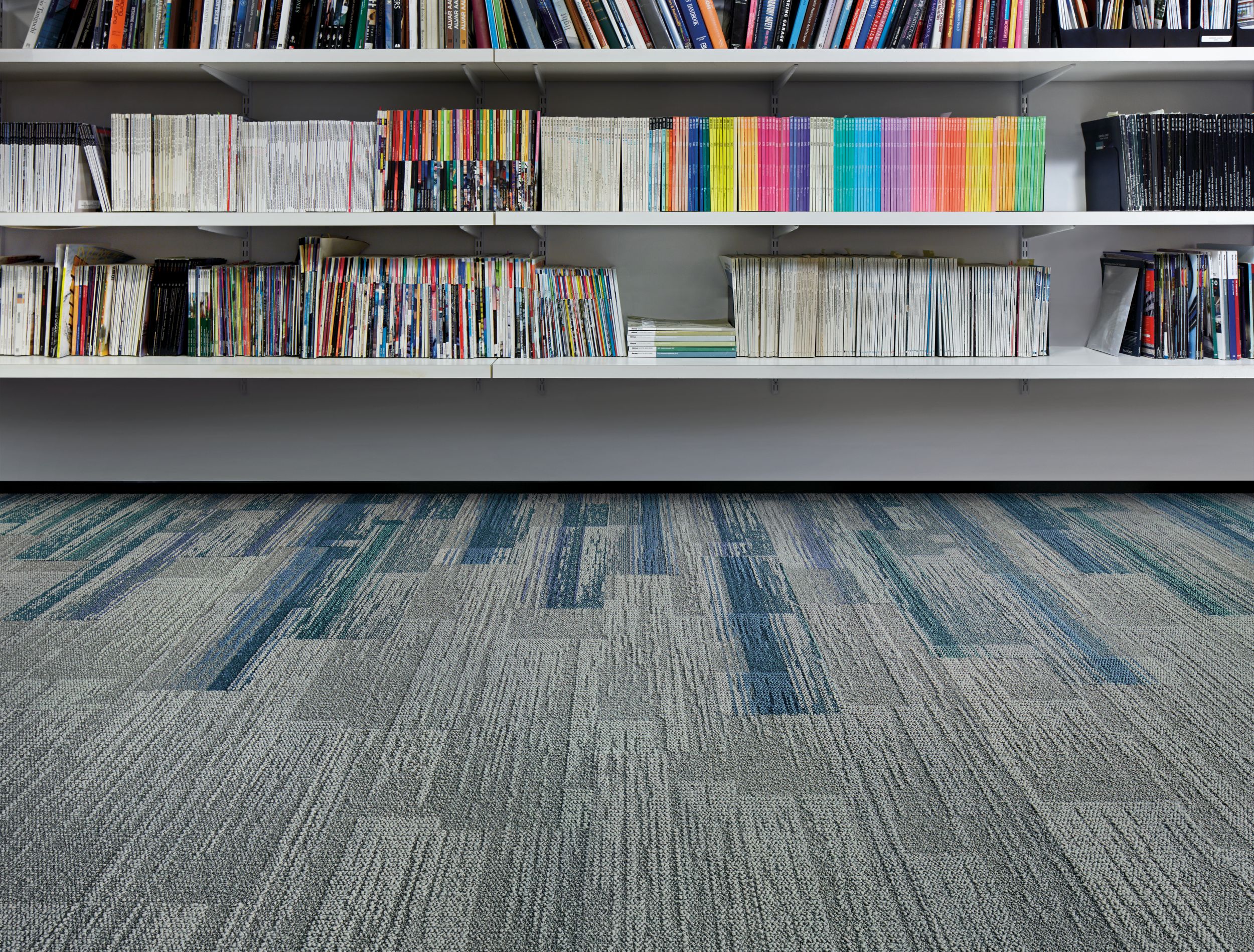 Interface Aerial Flying Colors AE311 and AE315 plank carpet tile in library imagen número 6