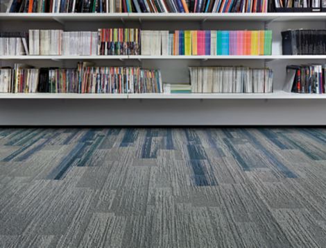 Interface Aerial Flying Colors AE311 and AE315 plank carpet tile in library numéro d’image 6