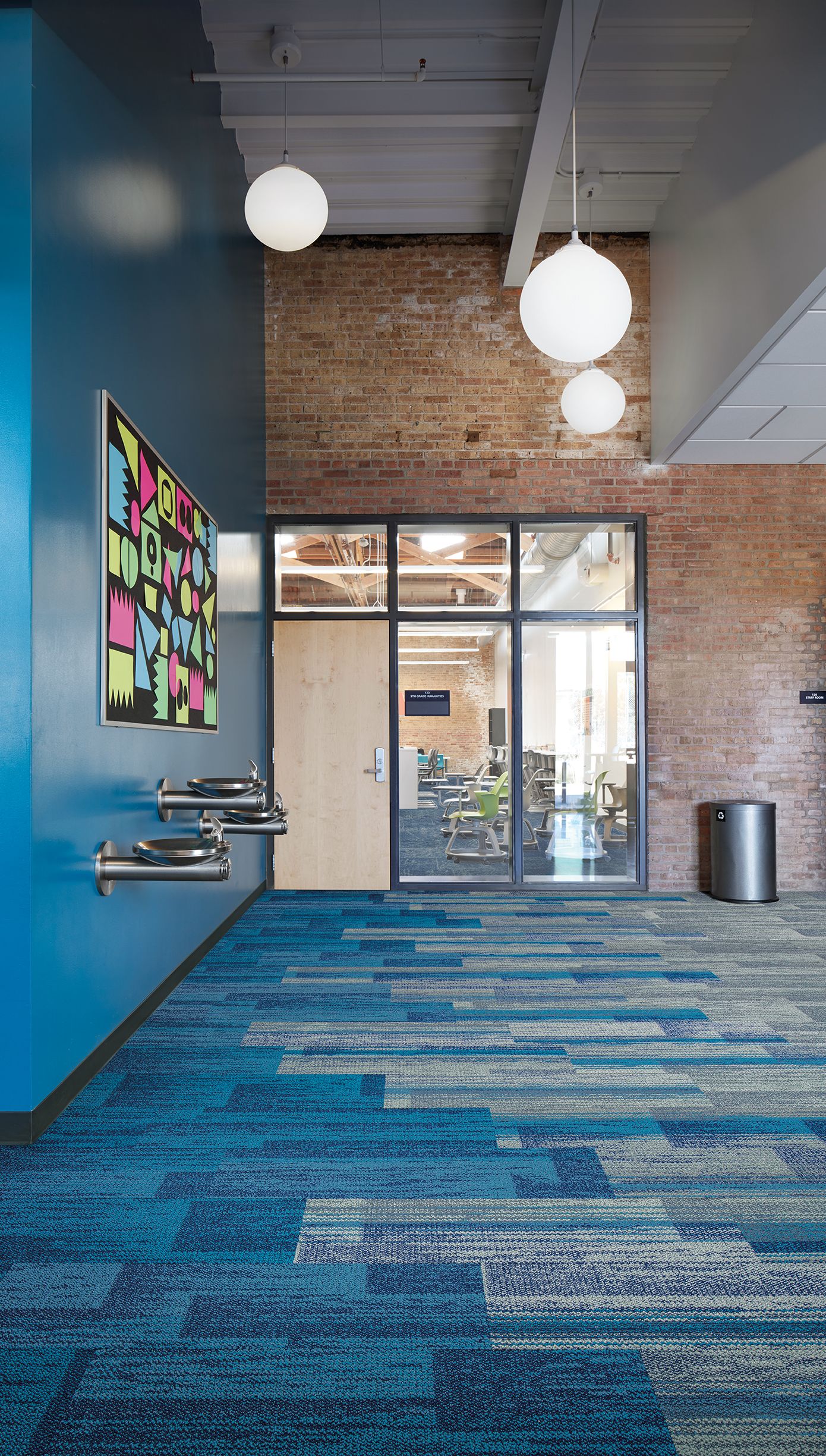 Interface Aerial Flying Colors AE315, AE317 and AE311 plank carpet tile in corridor numéro d’image 7