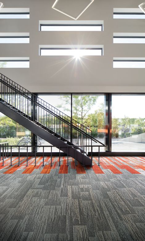 Interface Aerial Flying Colors AE311, AE315 and AE317 plank carpet tile in lobby with stairwell imagen número 2
