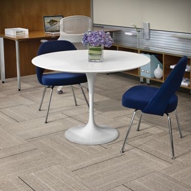 Interface Accent Flannel carpet tile with small white table and blue chairs imagen número 1