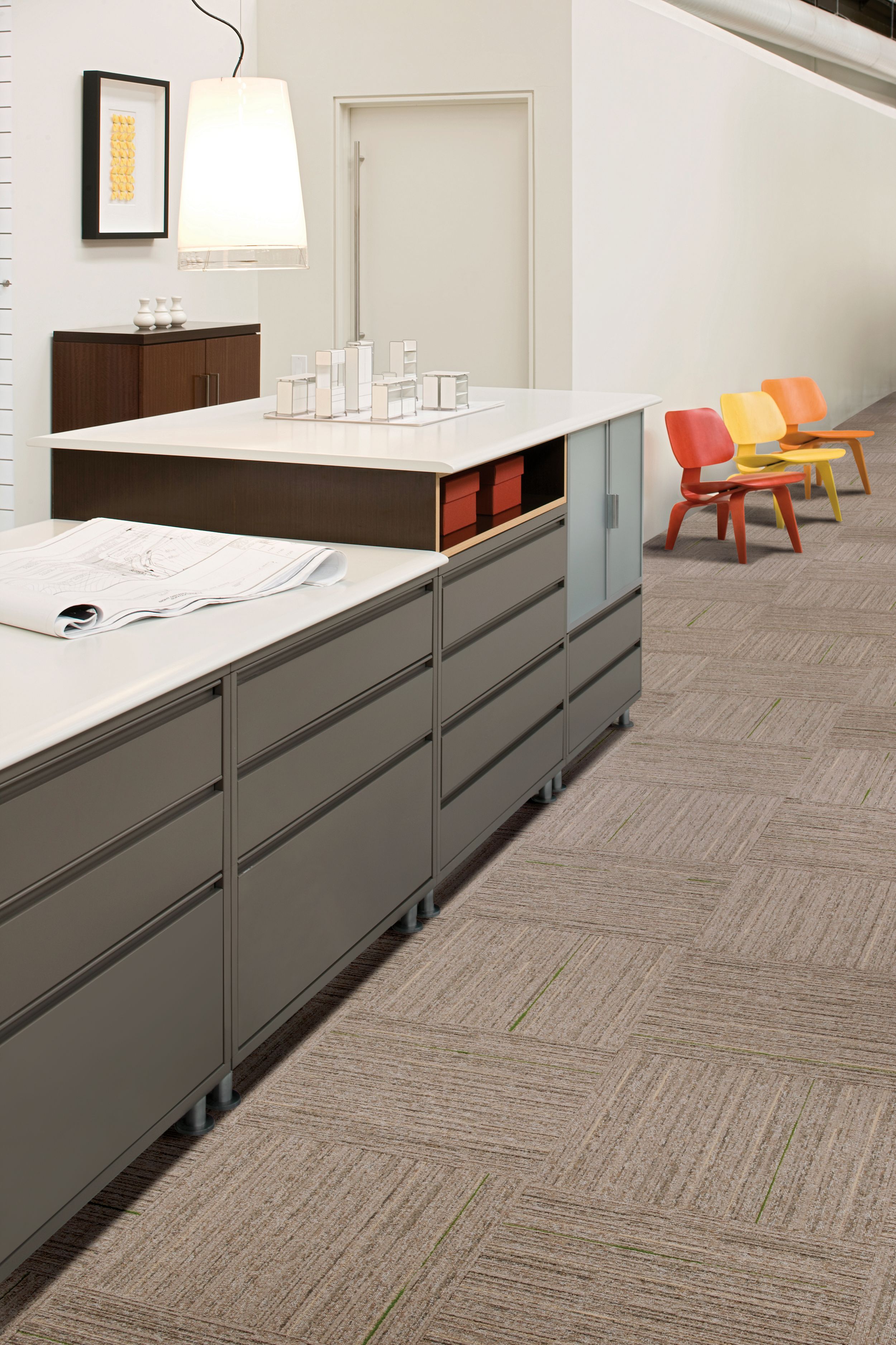 Interface Alliteration carpet tile in workspace with filing cabinets numéro d’image 3
