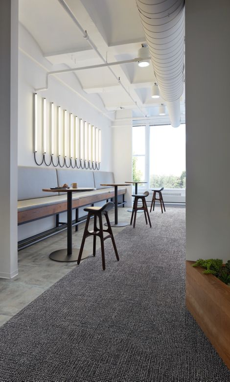 Interface Apple of My Eye carpet tile and Textured Stones LVT in narrow, cafe area numéro d’image 3