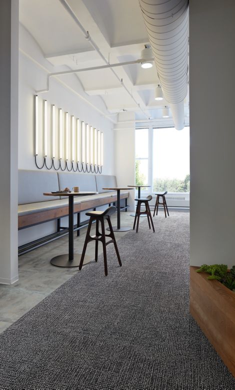 Interface Apple of My Eye carpet tile and Textured Stones LVT in narrow, cafe area numéro d’image 6