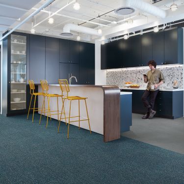 Interface Apple of My Eye carpet tile and Brushed Lines LVT in cafe area numéro d’image 1