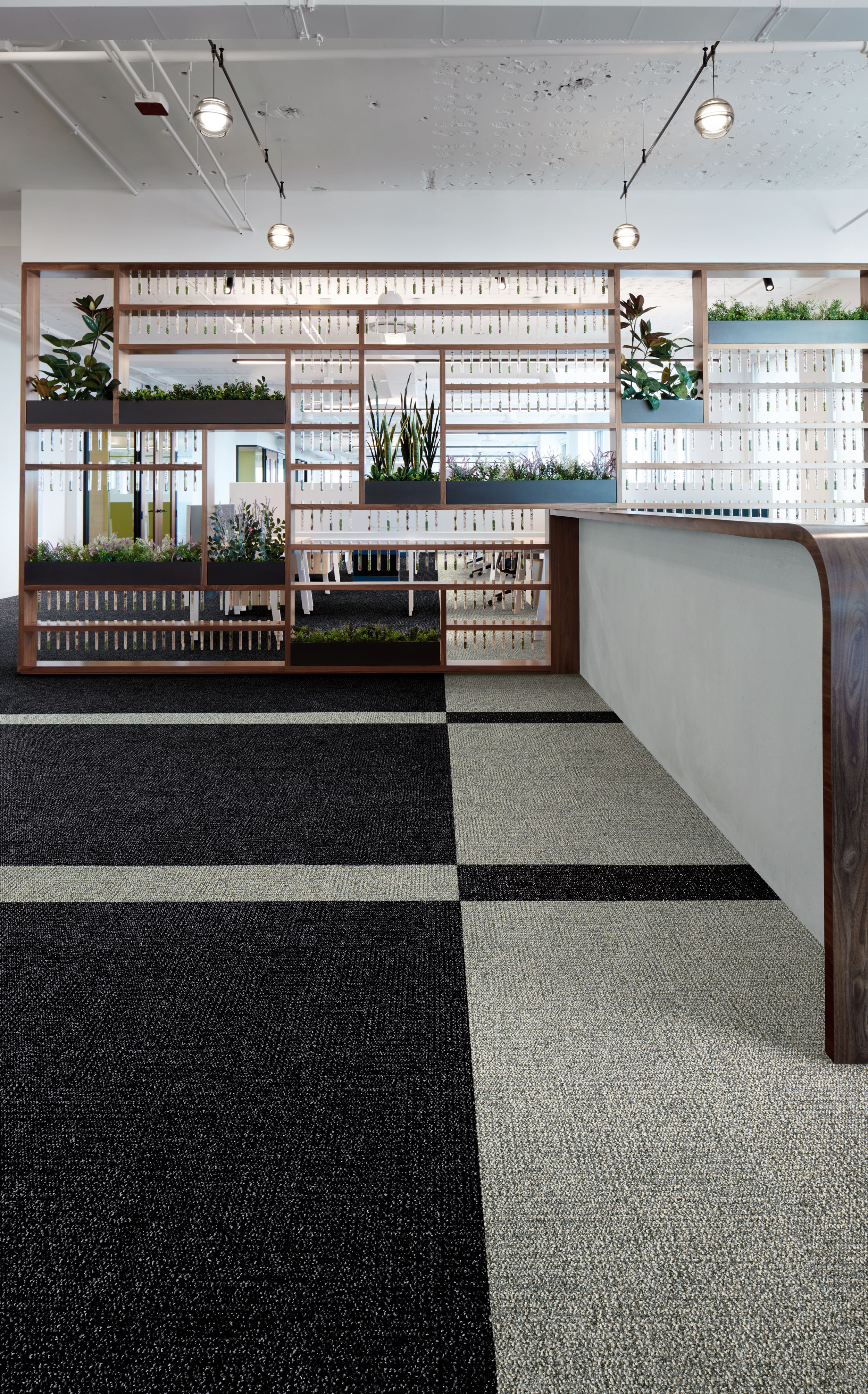 Interface Apple of My Eye carpet tile in office breakroom with yellow stools numéro d’image 5