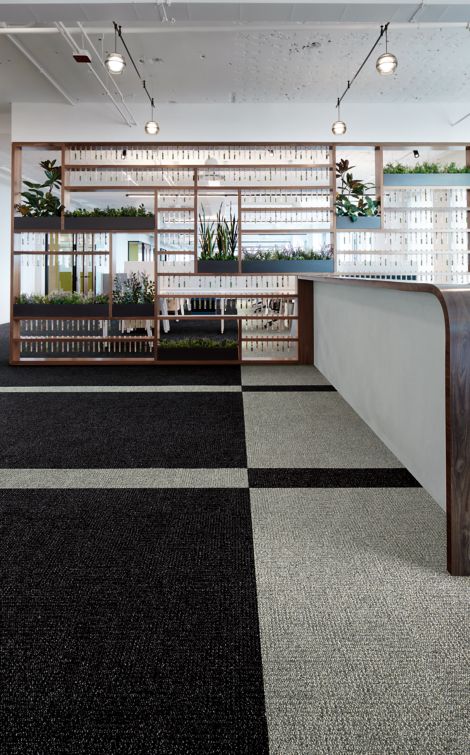 Interface Apple of My Eye carpet tile in office breakroom with yellow stools imagen número 2