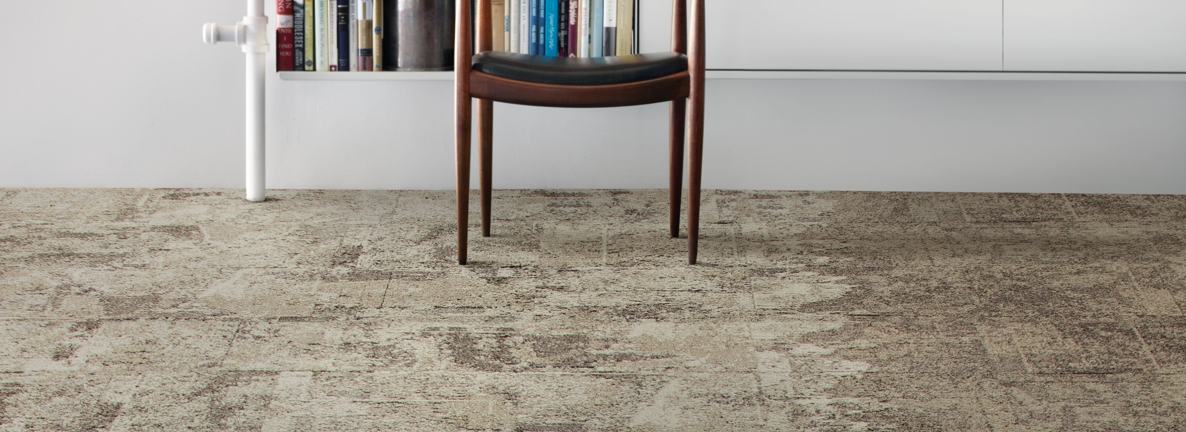 Interface B601, B602 and B603 carpet tile in library with wooden chair afbeeldingnummer 1