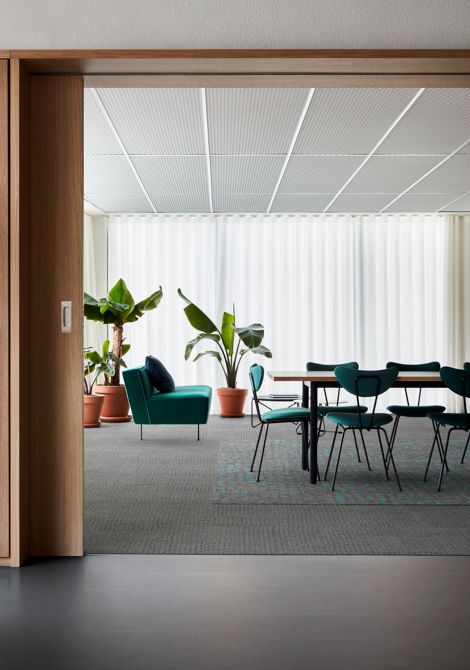 Interface Brushed Lines LVT with Broome Street and Dover Street carpet tile in waiting room Bildnummer 4
