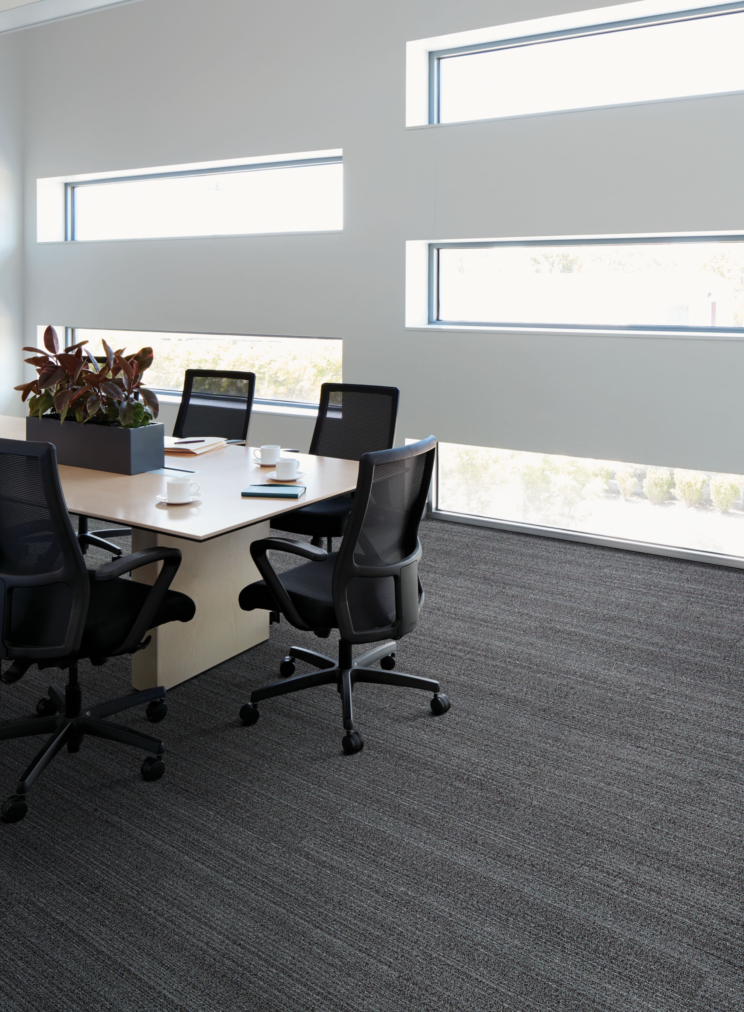 Interface BP410 plank carpet tile in meeting room imagen número 1