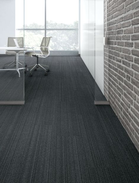 Interface BP410 plank carpet tile in small meeting room and brick wall imagen número 4