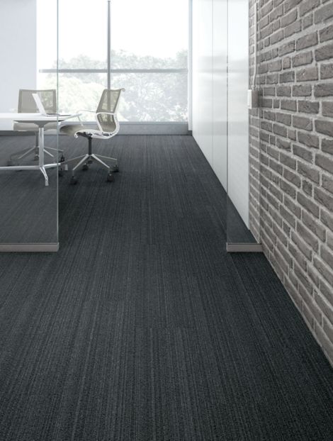Interface BP410 plank carpet tile in small meeting room and brick wall numéro d’image 4