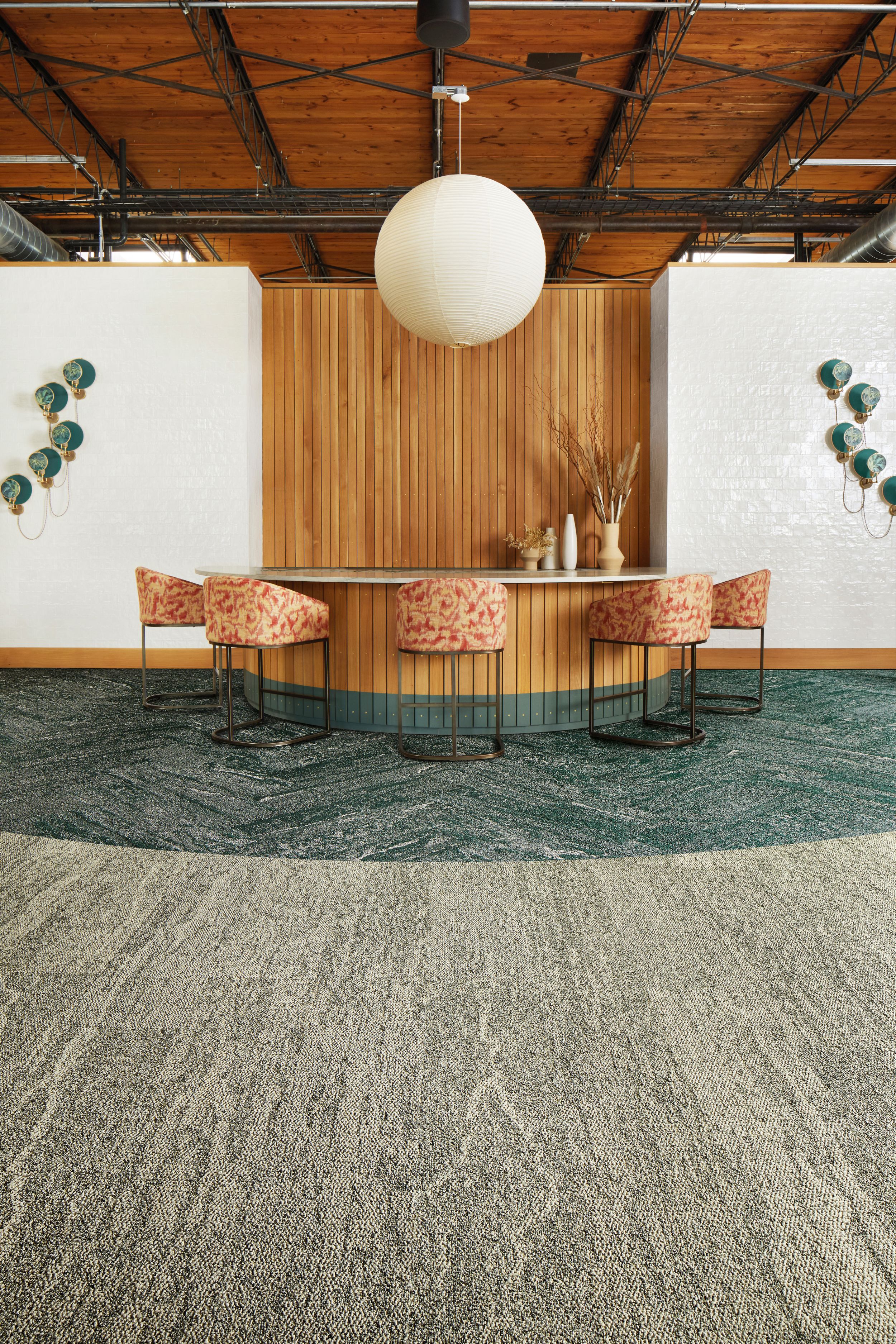 Interface Ferris and Mesa plank carpet tile in a casual dining area imagen número 2