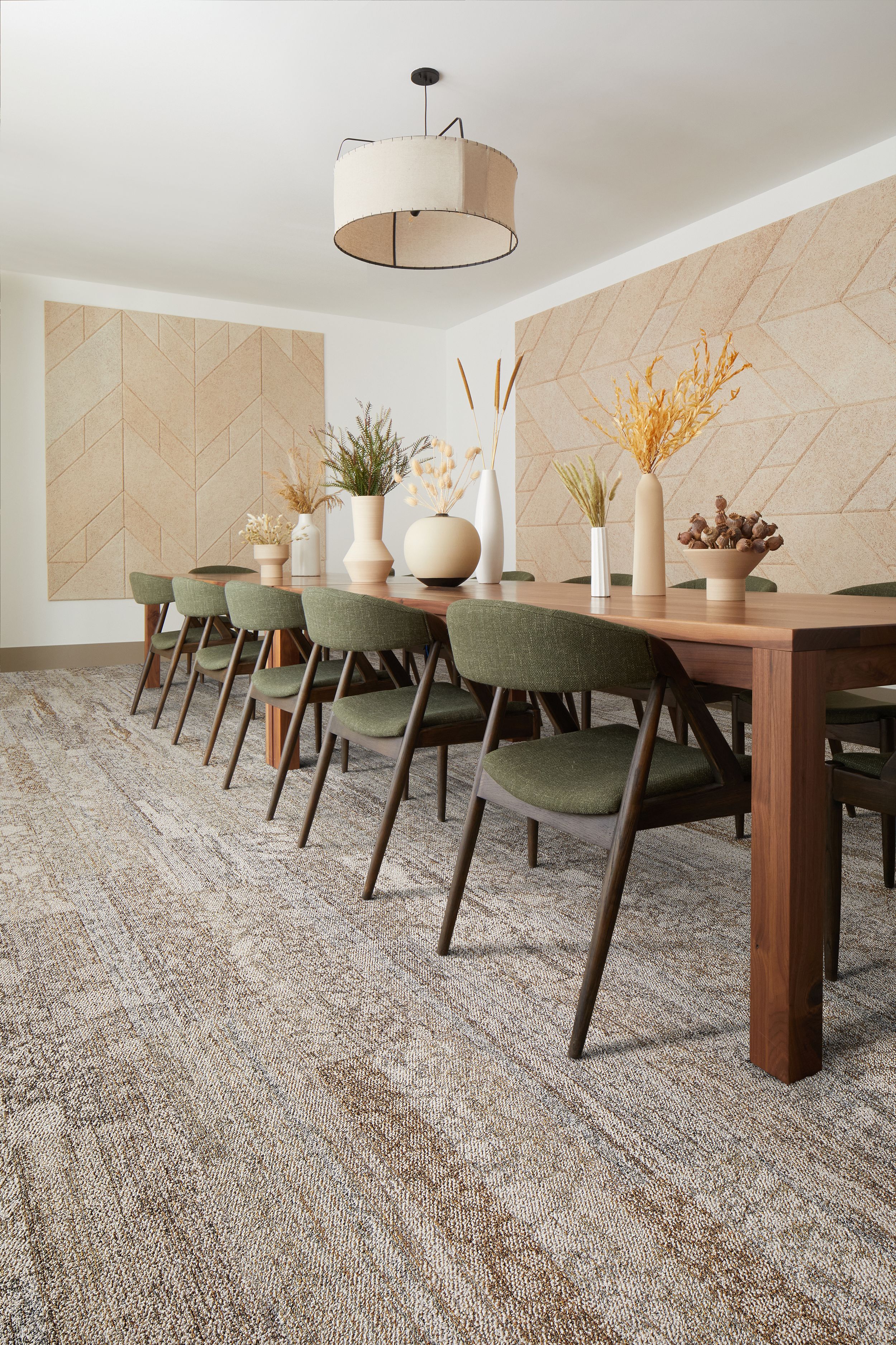 Interface Eben plank carpet tile in dining area with long wood table and upholstered chairs imagen número 2