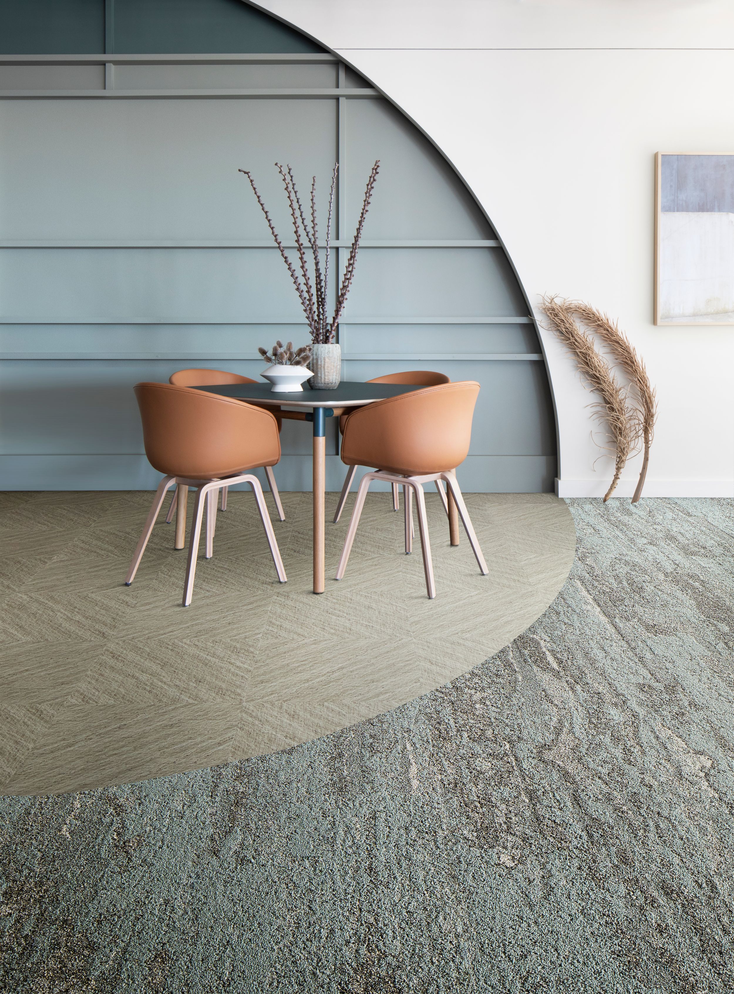 Interface Ferris plank carpet tile and Interface Ridge LVT in a casual dining area numéro d’image 3