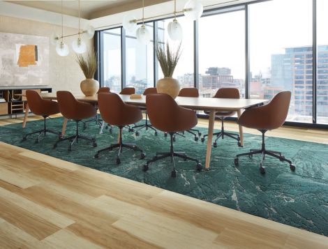 Interface Great Heights LVT and FLOR Zera in Pine shown in a conference room numéro d’image 7