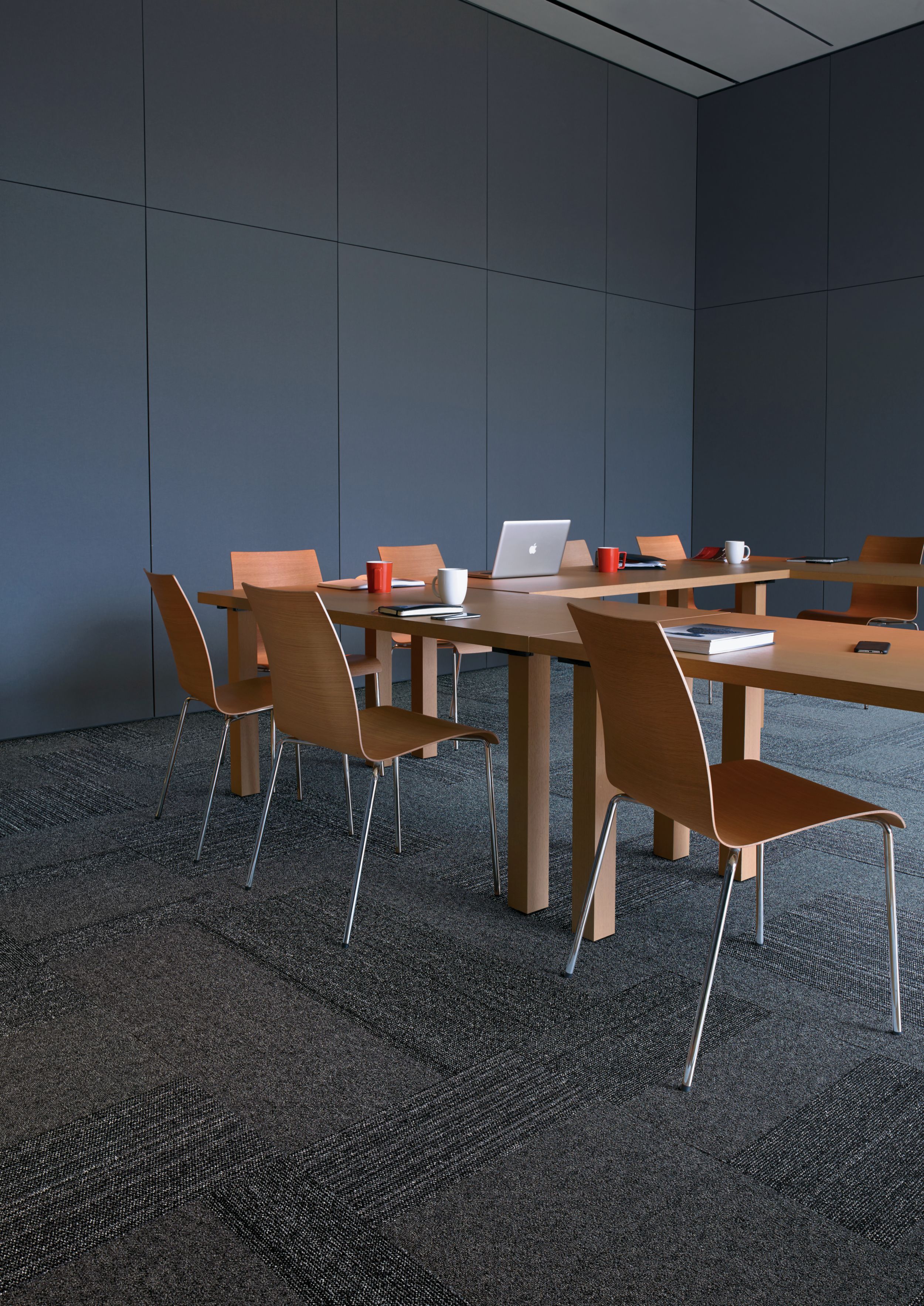 Interface ShadowBox Loop carpet tile in conference room with wood table and chairs imagen número 2