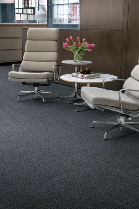 Interface Brescia carpet tile in office seating area with white chairs and pink tulips imagen número 2