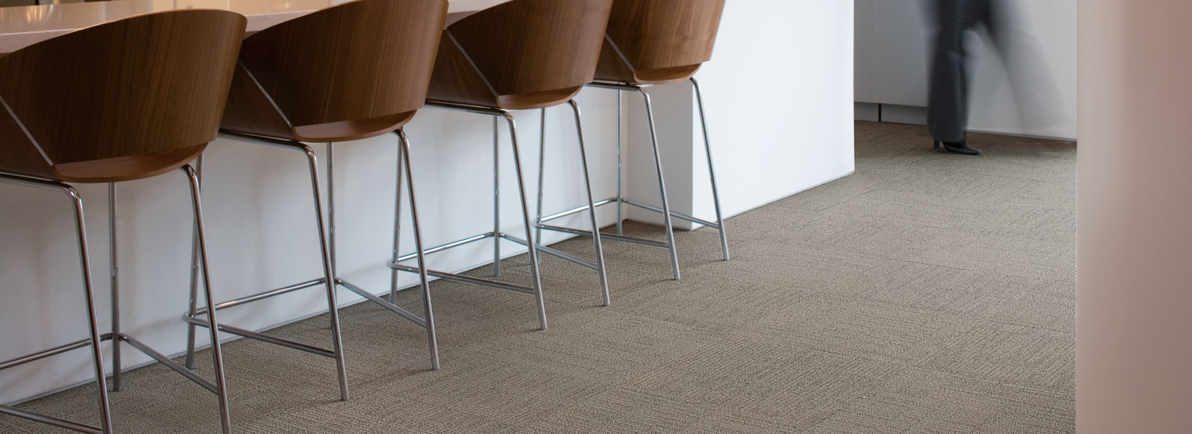 Interface Brescia carpet tile in office break area imagen número 1