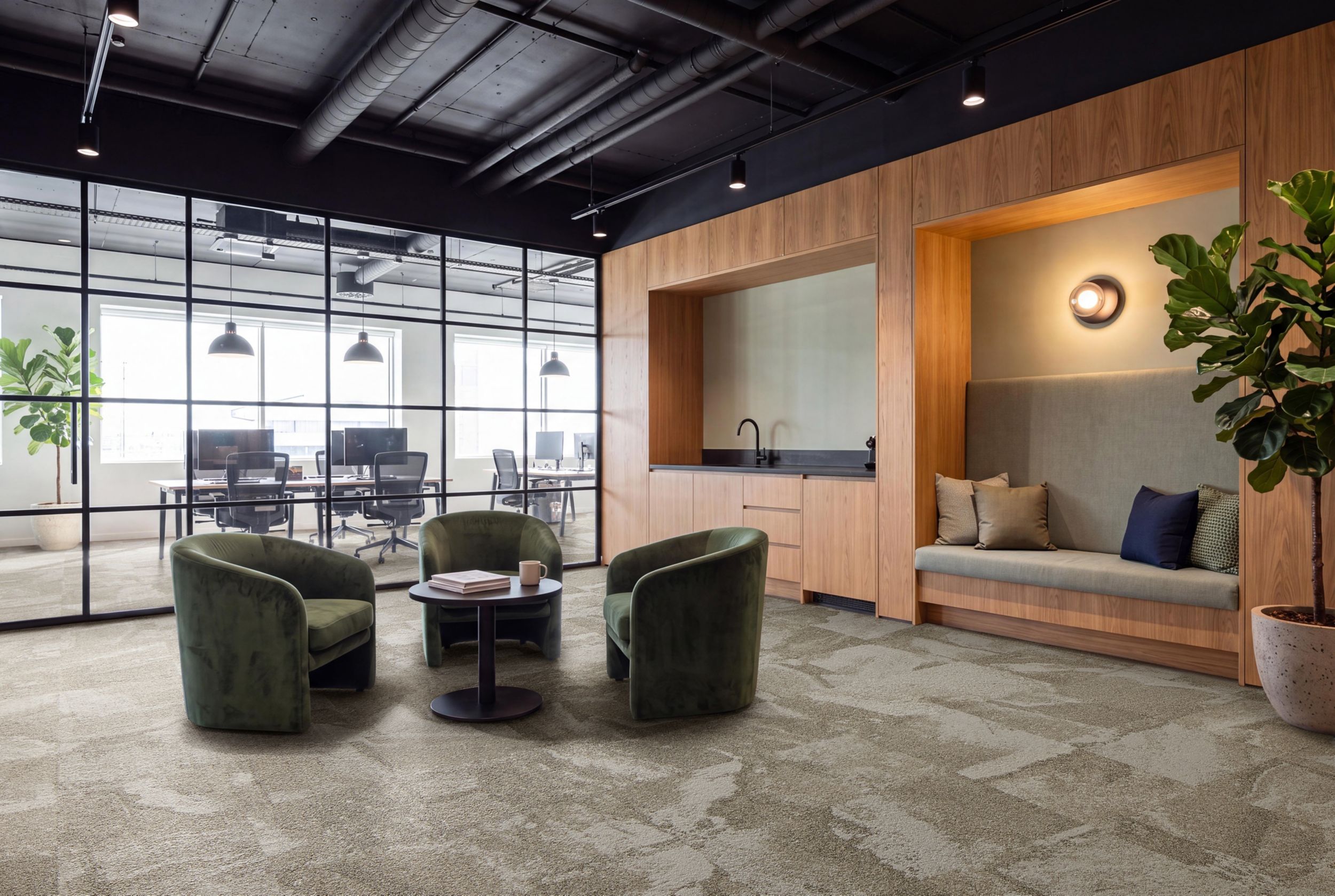 Interface Bridgepoint carpet tile in workplace lounge imagen n&uacute;mero 6