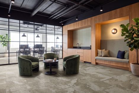 Interface Bridgepoint carpet tile in workplace lounge imagen n&uacute;mero 6