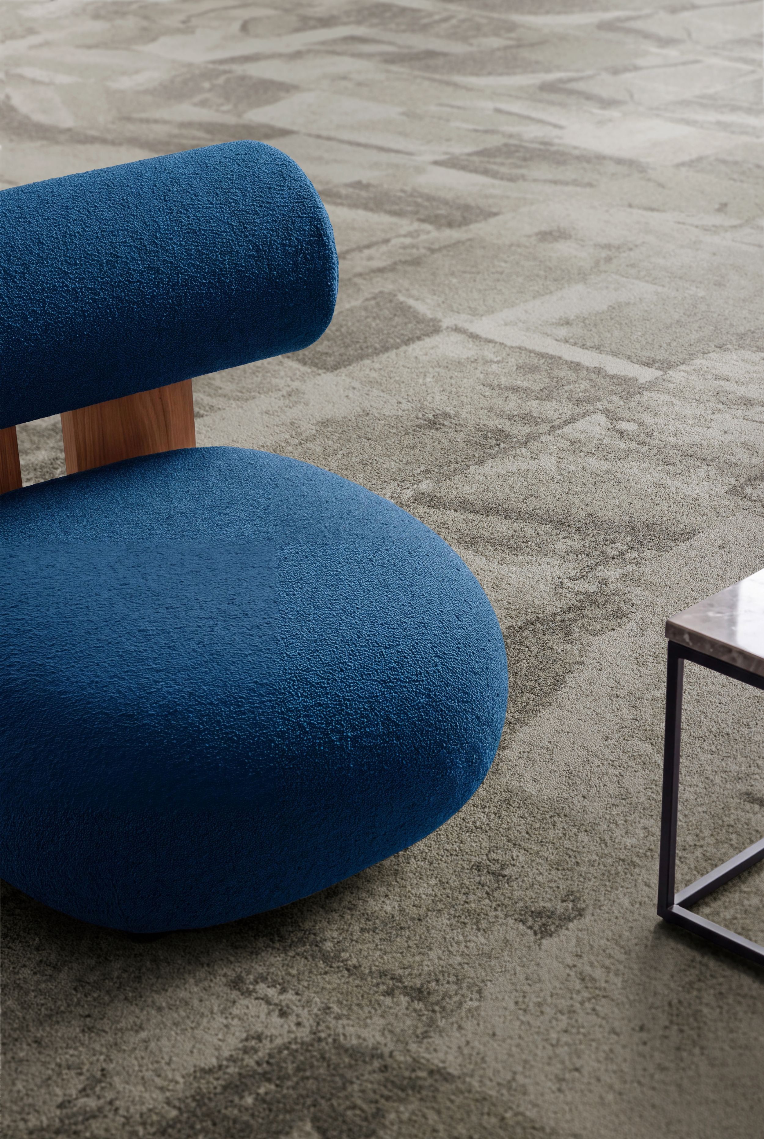 Close-up of Interface Bridgepoint carpet tile in workplace lobby imagen n&uacute;mero 2