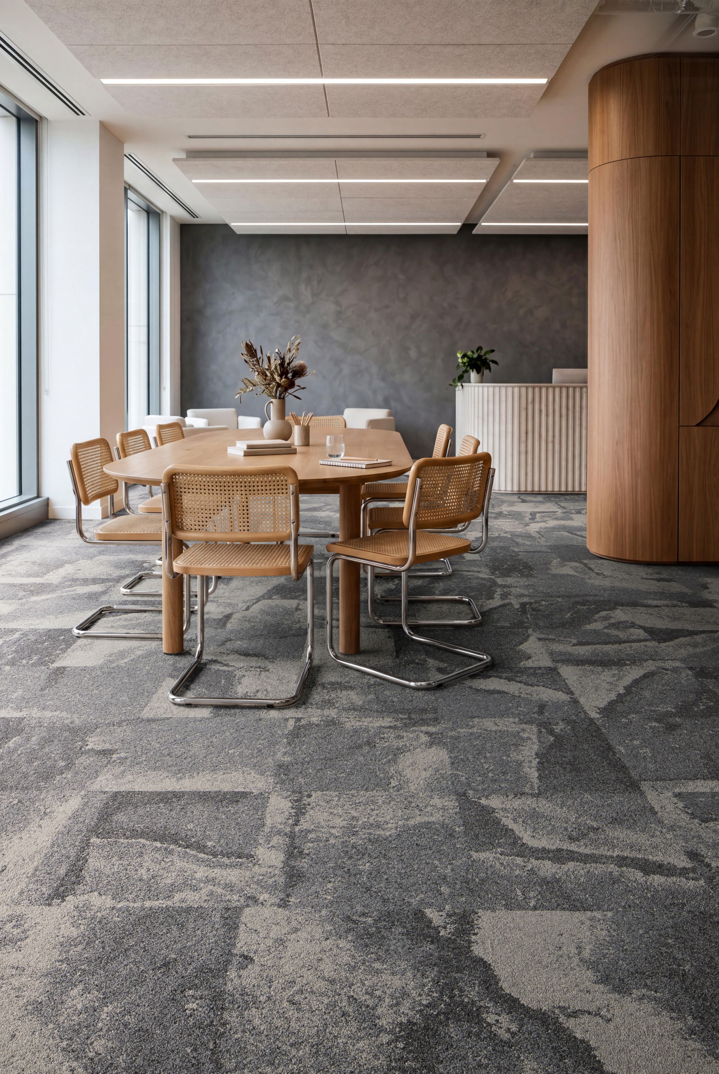 Interface Bridgepoint carpet tile in workplace meeting room imagen n&uacute;mero 3