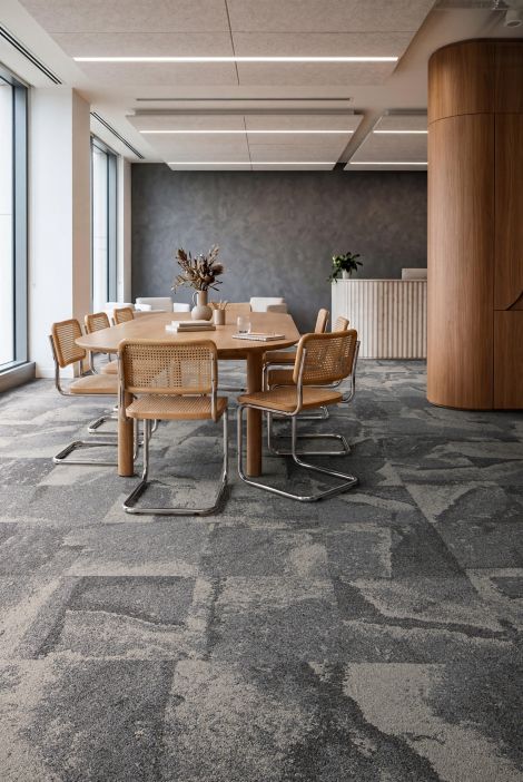 Interface Bridgepoint carpet tile in workplace meeting room imagen n&uacute;mero 3
