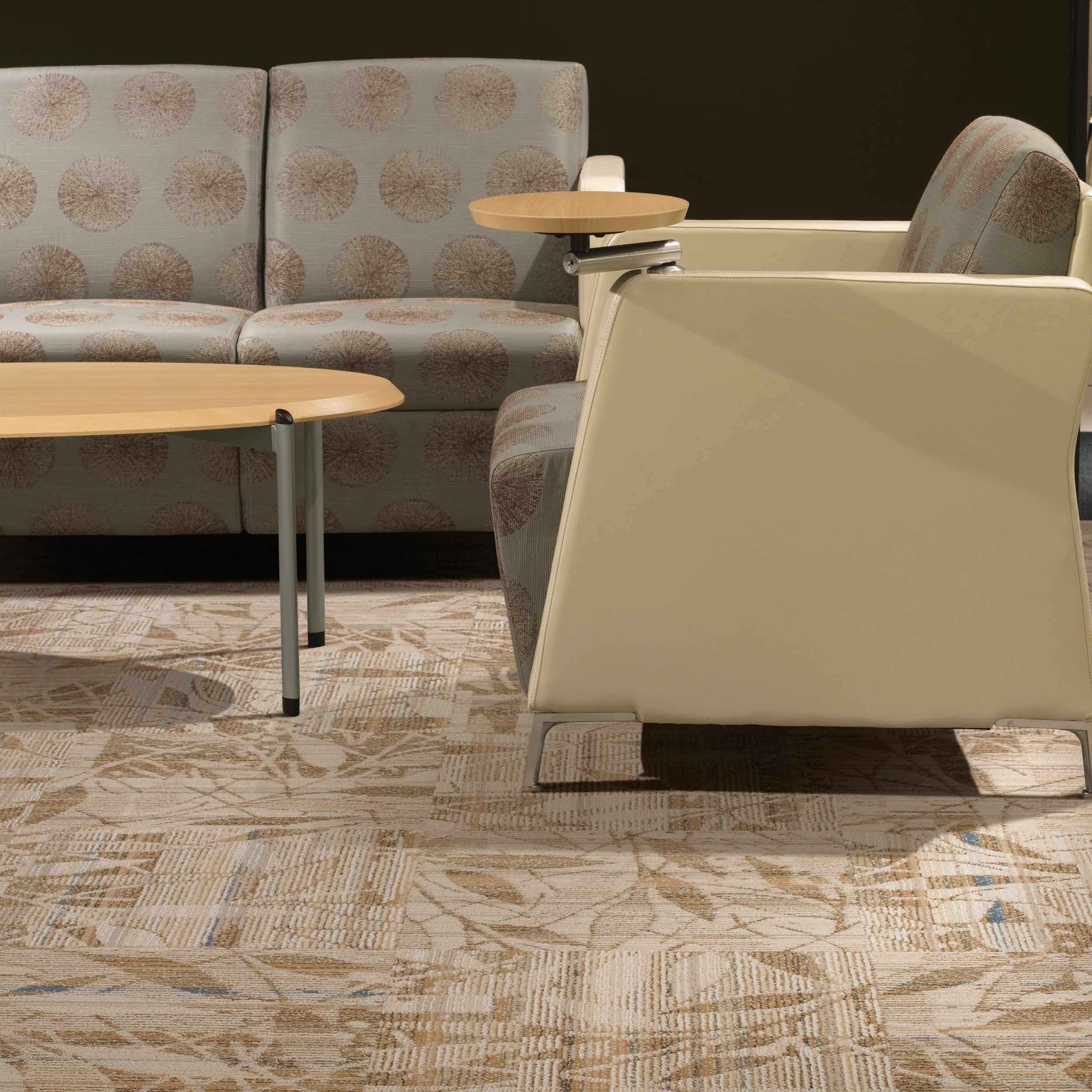 Interface Broadleaf carpet tile in seating area imagen número 2