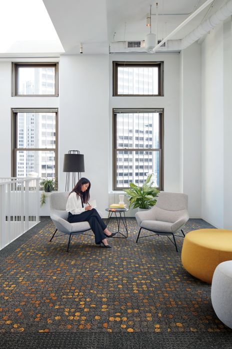Interface Broome Street and Wheler Street carpet tile in lobby area with woman seated afbeeldingnummer 5