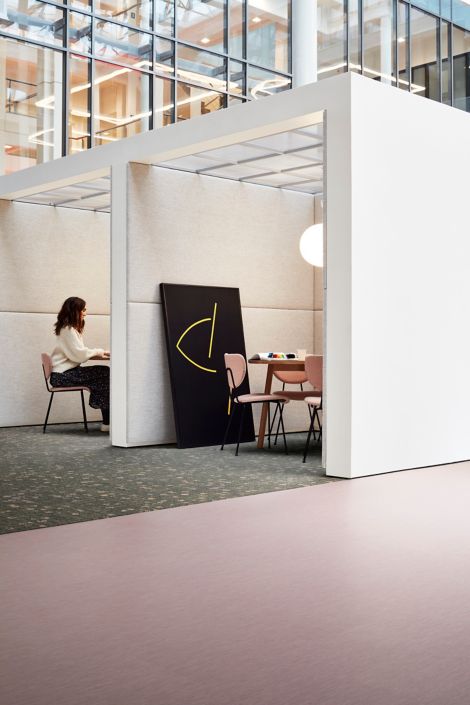 Interface Brushed Lines LVT and Broome Street carpet tile in enclosed cubicles número de imagen 2