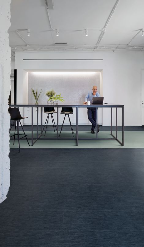 Interface Brushed Lines LVT in common works space with high top table imagen número 8