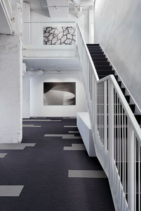 Interface Brushed Lines LVT in building with stairwell afbeeldingnummer 12