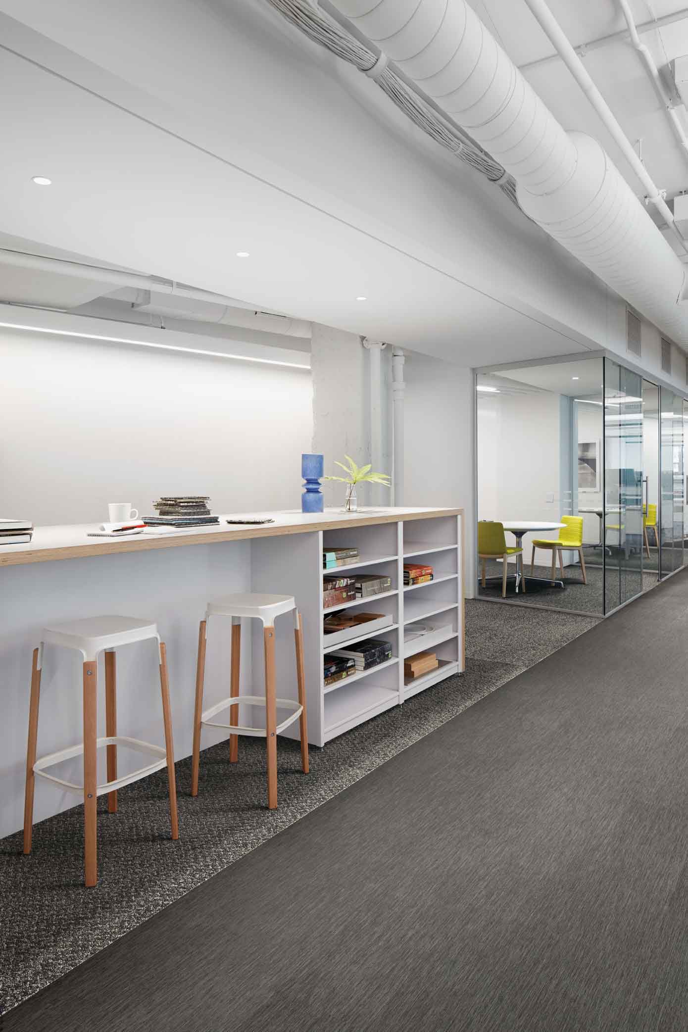 image Interface Reade Street carpet tile with Brushed Lines LVT in office corridor with high table, stools and a series of small meeting rooms numéro 6