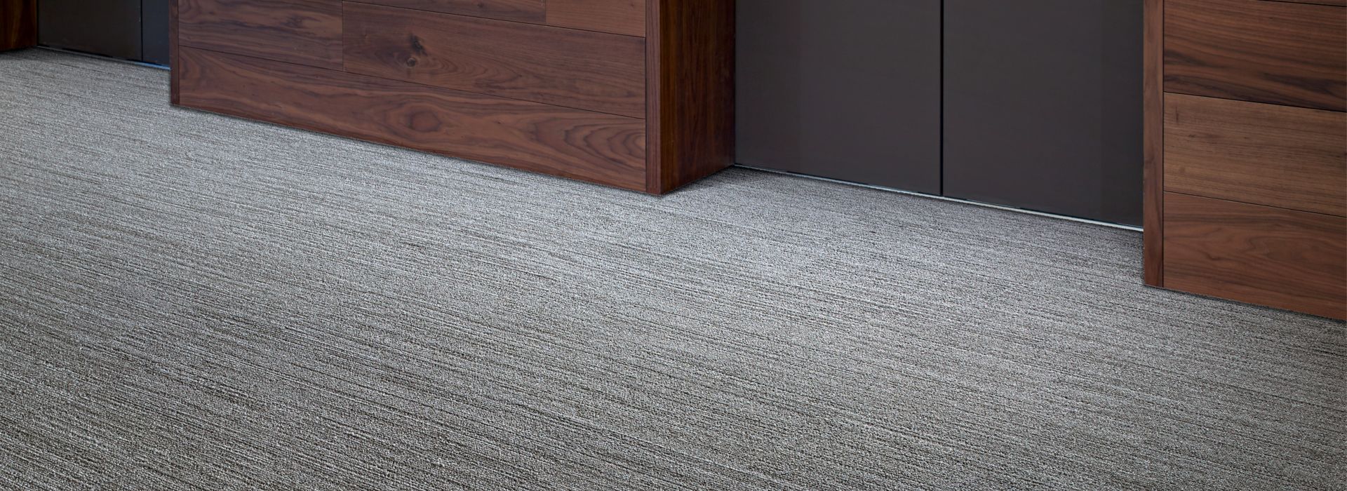 Interface CE171 plank carpet tile in elevator bank numéro d’image 1