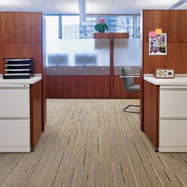 Interface CE172 plank carpet tile in open office imagen número 1