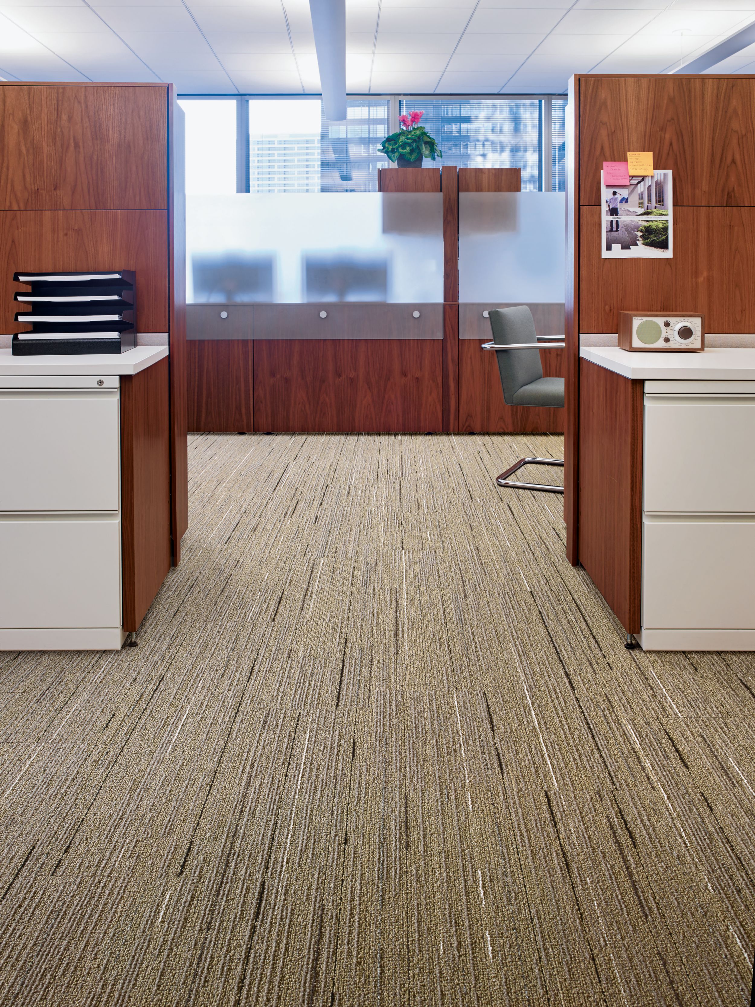 Interface CE172 plank carpet tile in open office imagen número 1