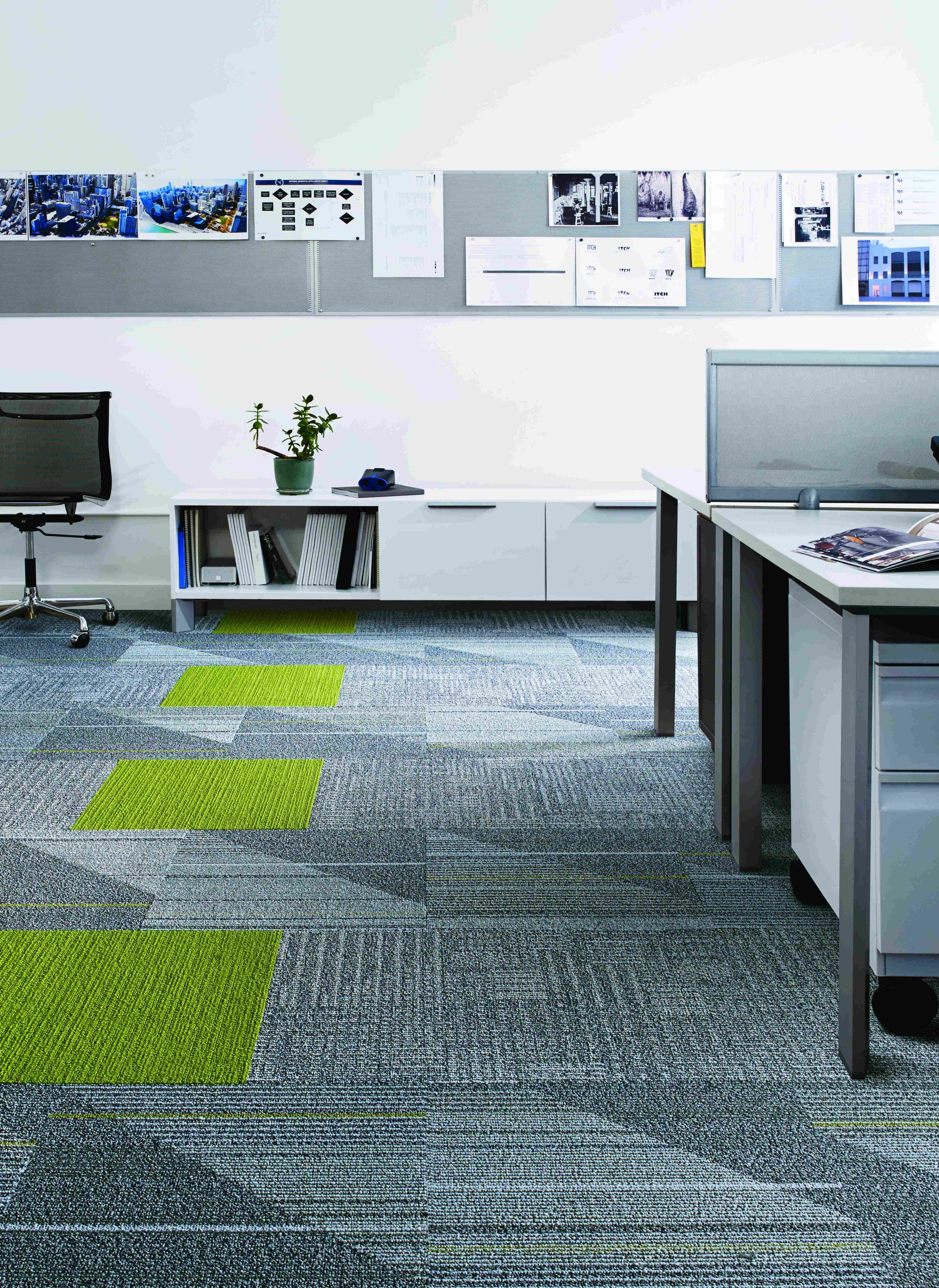 Interface CT101, Viva Colores and Detours carpet tile in open offiice numéro d’image 3