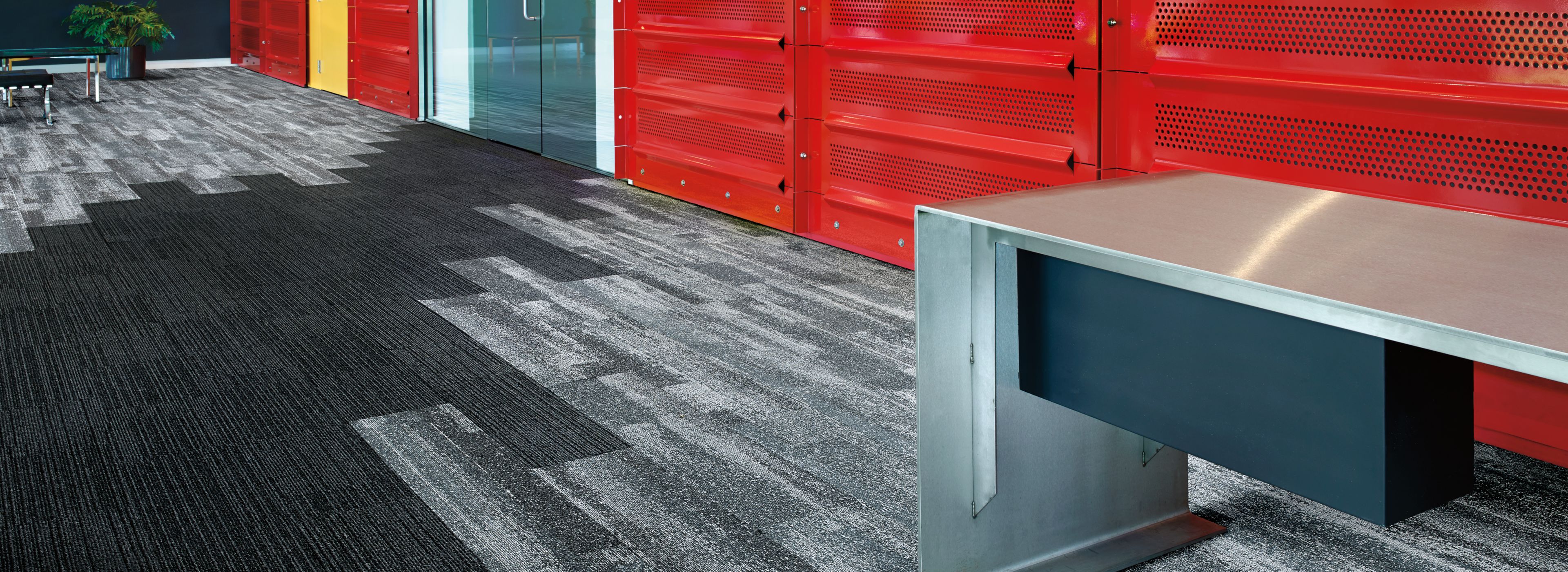 Interface CT112 and On Line plank carpet tile in open area numéro d’image 1
