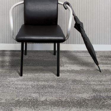Interface CT112 plank carpet tile in room with black chair and umbrella imagen número 1